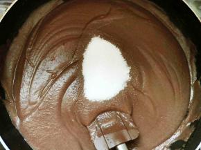 分次加入150克细砂糖，继续边炒边搅拌。