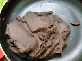 炒干水份至红豆沙能够被翻炒起来，抱成团即说明炒好了。