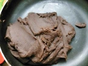 炒干水份至红豆沙能够被翻炒起来，抱成团即说明炒好了。