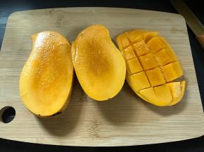 芒果取核切成小丁。