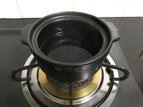 砂锅中放入适量清水。