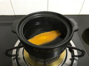 先把芒果核放入煮3分钟上。