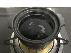 取出芒果核后放入浸泡好的黑米。