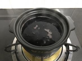 取出芒果核后放入浸泡好的黑米。