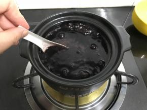 其间要用勺子不断搅拌防止糊底。