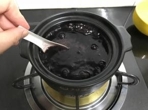 其间要用勺子不断搅拌防止糊底。