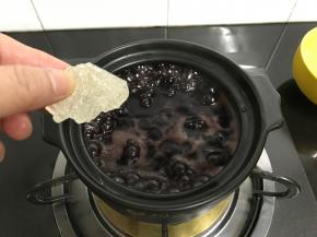 煮至黑米软稠，放入适量冰糖。