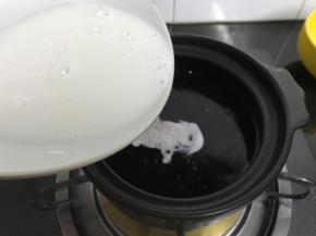 等冰糖融化后倒入椰汁。