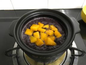 搅匀后关火，放入芒果丁即可。