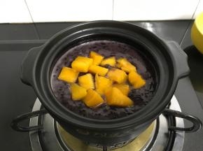搅匀后关火，放入芒果丁即可。
