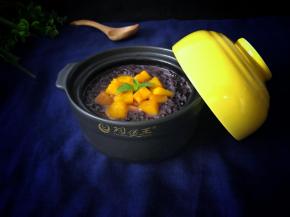 美味的芒果椰汁黑米粥 。