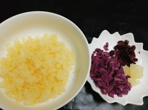 泡发好的银耳用手撕小，紫薯切小