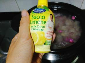 把银耳，紫薯，冰糖，清水全部放入锅里，滴三，四滴柠檬汁，防止紫薯变色