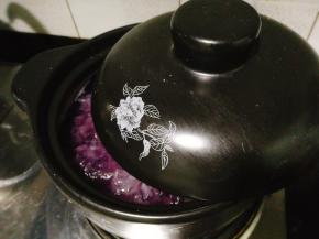 盖上一半盖子，防止溢出