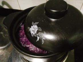 盖上一半盖子，防止溢出