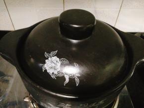 大火煮15分钟左右时转小火，盖好盖子