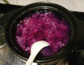 关火盛出，在每一碗里放几颗蔓越莓干