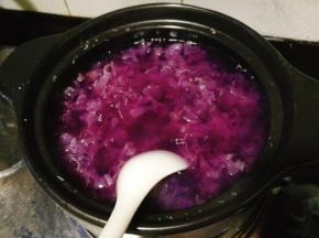 关火盛出，在每一碗里放几颗蔓越莓干