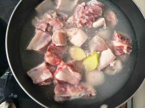 加入料酒，生姜，焯水五分钟