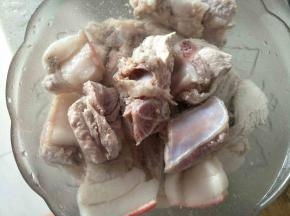 焯水后捞起来，清水清洗2～3遍！