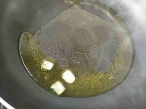 热锅冷油下冰糖，炒糖色！