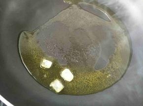 热锅冷油下冰糖，炒糖色！