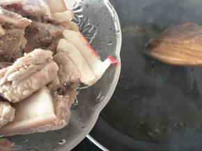 糖色炒好下入五花肉和小肋排