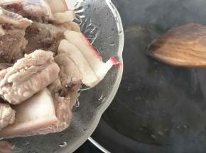 糖色炒好下入五花肉和小肋排