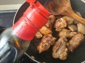 加入生抽，老抽翻炒一分钟左右