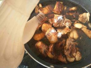 加入热水，盐和醋