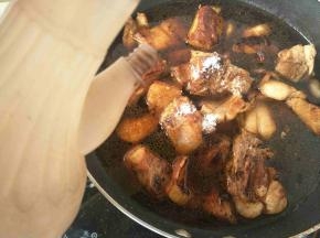 加入热水，盐和醋