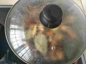 ，盖上锅盖，大火烧开，小火闷半个小时