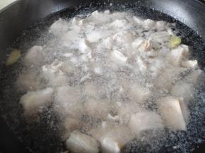 1.	锅内清水烧开，把洗好，切成小块的猪肉放入锅中，氽一下去腥，