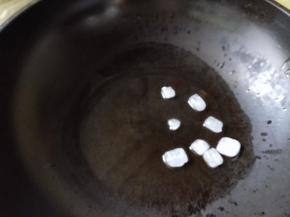 3.	油热了放入冰糖，小火，等冰糖慢慢融化，再炒糖色，