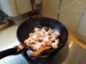 5.	倒入猪肉，翻炒