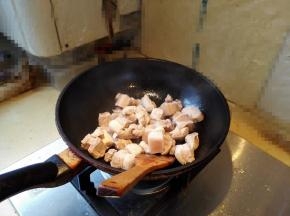 5.	倒入猪肉，翻炒