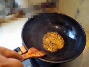 4.	糖色炒好后，倒入酱油，调色，