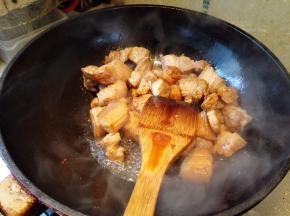 6.	倒一点老抽上色，