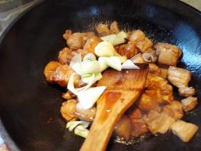 7.	再放入葱花和姜片，翻炒放一点盐，