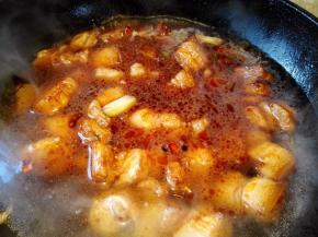 8.	肉变色后，加入清水，盖盖小火焖。