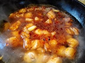 8.	肉变色后，加入清水，盖盖小火焖。