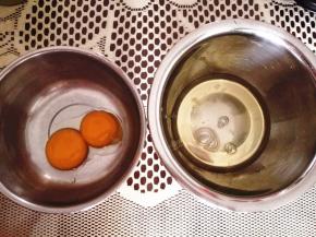 1．	蛋白与蛋黄分离，分别装在干净无水无油的盆里，