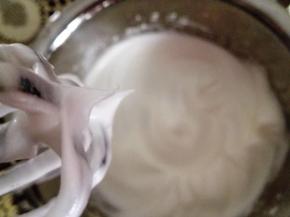 2．	蛋白加入糖打发至出现小弯钩，