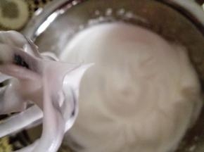 2．	蛋白加入糖打发至出现小弯钩，