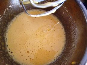 3．	蛋黄用电动打蛋器打发至发白，