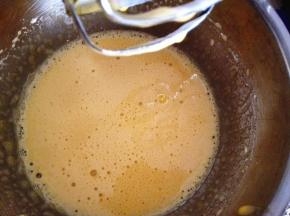 3．	蛋黄用电动打蛋器打发至发白，