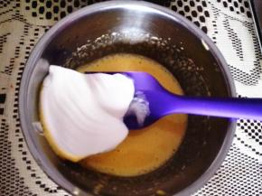 4．	取1/3蛋白加入蛋黄中搅拌均匀，