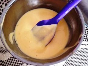 6．	倒入蛋黄糊中，拌匀，