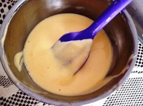 6．	倒入蛋黄糊中，拌匀，