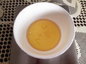 5．	牛奶加入玉米油，搅拌均匀